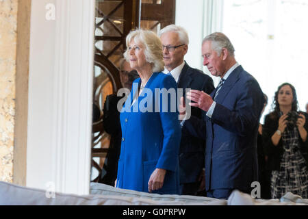 London, UK. 4. Mai 2016. L-r: Camilla, Herzogin von Cornwall, Gordon Campbell, Hochkommissar und Prinz Charles. (Spiegelbild). TRH Prinz Charles und Camilla, Herzogin von Cornwall besuchen Sie das neu renovierte Kanada-Haus, der kanadischen Hochkommissariat in Trafalgar Square. Bildnachweis: Lebendige Bilder/Alamy Live-Nachrichten Stockfoto