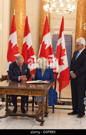 London, UK. 4. Mai 2016. Prinz Charles und Camilla, Herzogin von Cornwall unterzeichnen das Gästebuch bei der kanadischen High Commission. Auf der rechten Seite Gordon Campbell, Hochkommissar von Kanada nach Großbritannien. TRH Prinz Charles und Camilla, Herzogin von Cornwall besuchen Sie das neu renovierte Kanada-Haus, der kanadischen Hochkommissariat in Trafalgar Square. Bildnachweis: Lebendige Bilder/Alamy Live-Nachrichten Stockfoto