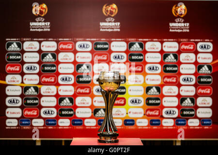 Baku, Aserbaidschan. 4. Mai 2016. Einen Überblick über die Trophäe in einer u-17-Europameisterschaft in Aserbaidschan Pressekonferenz im Boulevard Hotel. Bildnachweis: Aziz Karimow/Pacific Press/Alamy Live-Nachrichten Stockfoto