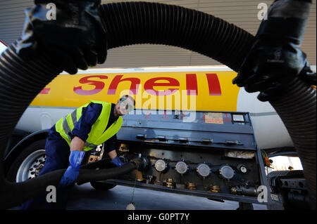 Shell Tanker Lieferung stattfindenden Los Majuelos-Service-Station in Madrid, Spanien. Stockfoto