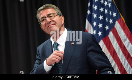 Stuttgart, Deutschland. 4. Mai 2016. US amerikanische Verteidigungsminister Ashton Carter spricht während einer Pressekonferenz nach dem Treffen des Bündnisses der Verteidigungsminister im Kampf gegen die Terrororganisation islamischer Staat (IS) in den Patch Barracks in Stuttgart, Deutschland, 4. Mai 2016. Foto: MARIJAN MURAT/Dpa/Alamy Live News Stockfoto