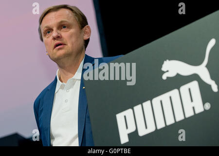 Herzogenaurach, Deutschland. 4. April 2016. CEO von sporting waren Unternehmen Puma Bjoern Gulden spricht bei der Firma General Assembly in Herzogenaurach, Deutschland, 4. April 2016. Foto: DANIEL KARMANN/Dpa/Alamy Live News Stockfoto