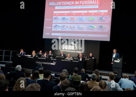 Herzogenaurach, Deutschland. 4. April 2016. CEO von sporting waren Unternehmen Puma Bjoern Gulden (R) spricht bei der Firma General Assembly in Herzogenaurach, Deutschland, 4. April 2016. Foto: DANIEL KARMANN/Dpa/Alamy Live News Stockfoto