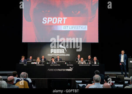 Herzogenaurach, Deutschland. 4. April 2016. CEO von sporting waren Unternehmen Puma Bjoern Gulden (R) spricht bei der Firma General Assembly in Herzogenaurach, Deutschland, 4. April 2016. Foto: DANIEL KARMANN/Dpa/Alamy Live News Stockfoto