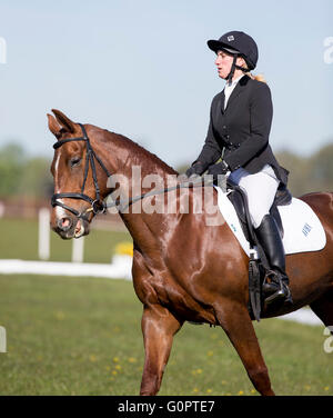 Badminton House, Badminton, UK. 4. Mai 2016. Mitsubishi Motors Badminton Horse Trials. Tag eins. Genevieve Lodge Reiten Bambajazz während des Dressur Bestandteils der BE100-Meisterschaft in der Mitsubishi Motors Cup. Bildnachweis: Aktion Plus Sport/Alamy Live-Nachrichten Stockfoto