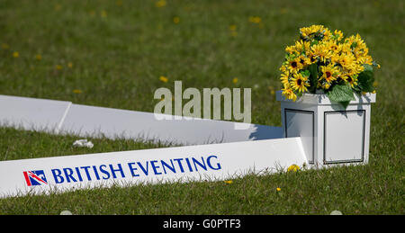 Badminton House, Badminton, UK. 4. Mai 2016. Mitsubishi Motors Badminton Horse Trials. Tag eins. British Eventing-Dressing mit Blumen als Teil der Grenze auf dem Dressur-Viereck für den Mitsubishi Motors Cup. Bildnachweis: Aktion Plus Sport/Alamy Live-Nachrichten Stockfoto