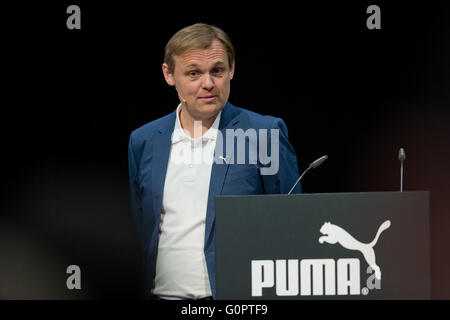 Herzogenaurach, Deutschland. 4. April 2016. CEO von sporting waren Unternehmen Puma Bjoern Gulden spricht bei der Firma General Assembly in Herzogenaurach, Deutschland, 4. April 2016. Foto: DANIEL KARMANN/Dpa/Alamy Live News Stockfoto