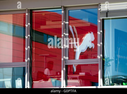 Herzogenaurach, Deutschland. 4. April 2016. Das Logo von Sport-Unternehmen Puma ist bei der Firma General Assembly in Herzogenaurach, Deutschland, 4. April 2016 auf ein Fenster in der Unternehmenszentrale sehen. Foto: DANIEL KARMANN/Dpa/Alamy Live News Stockfoto