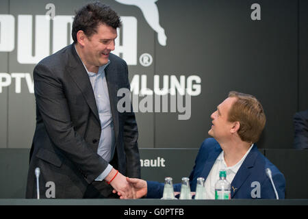 Herzogenaurach, Deutschland. 4. April 2016. CEO der Sportartikel-Unternehmen Puma Bjoern Gulden (R) und Vorsitzender des Aufsichtsrats, Jean-Francois Palus, sprechen vor dem Start der Firma Generalversammlung in Herzogenaurach, Deutschland, 4. April 2016. Foto: DANIEL KARMANN/Dpa/Alamy Live News Stockfoto