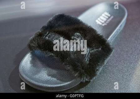 Herzogenaurach, Deutschland. 4. April 2016. Das Logo von Sport-Unternehmen Puma ist bei der Firma General Assembly in Herzogenaurach, Deutschland, 4. April 2016 auf Sandale sehen. Foto: DANIEL KARMANN/Dpa/Alamy Live News Stockfoto