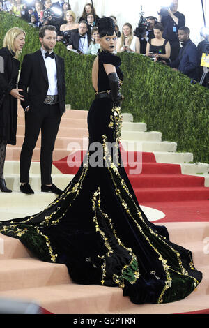 Katy Perry Teilnahme an der "Manus X Machina: Fashion In An Age Of Technology" Costume Institute Gala im Metropolitan Museum of Art am 2. Mai 2016 in New York City. | weltweite Nutzung Stockfoto