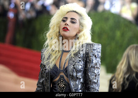 Lady Gaga besucht die "Manus X Machina: Fashion In An Age Of Technology" Costume Institute Gala im Metropolitan Museum of Art am 2. Mai 2016 in New York City. | weltweite Nutzung Stockfoto