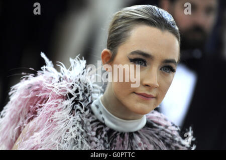 Saoirse Ronan Teilnahme an der "Manus X Machina: Fashion In An Age Of Technology" Costume Institute Gala im Metropolitan Museum of Art am 2. Mai 2016 in New York City. | weltweite Nutzung Stockfoto