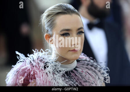 Saoirse Ronan Teilnahme an der "Manus X Machina: Fashion In An Age Of Technology" Costume Institute Gala im Metropolitan Museum of Art am 2. Mai 2016 in New York City. | weltweite Nutzung Stockfoto