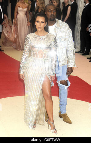 Kim Kardashian und Kanye West Teilnahme an der "Manus X Machina: Fashion In An Age Of Technology" Costume Institute Gala im Metropolitan Museum of Art am 2. Mai 2016 in New York City. | weltweite Nutzung Stockfoto