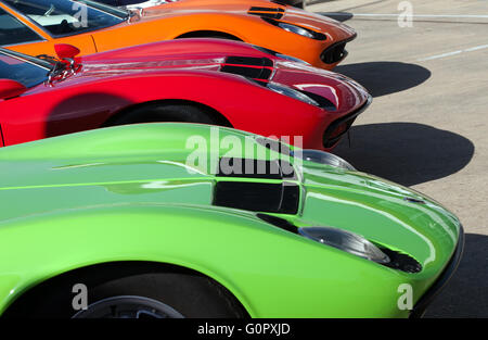 Blick auf die Vorderseite der drei Lamborghini Miura auf statische Anzeige bei der Silverstone Classic Media Day 2016. Stockfoto