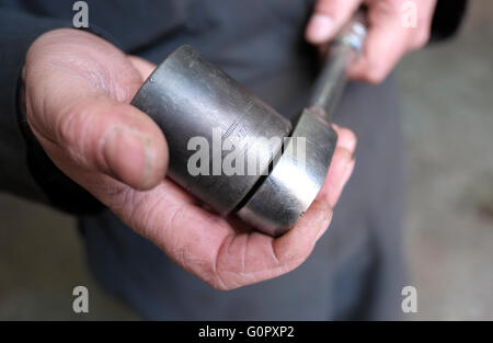 männliche Kfz-Mechaniker hält großen Ratsche Schraubenschlüssel Stockfoto