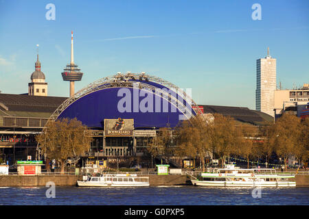 Europa, Deutschland, Köln, Blick vom Stadtteil Deutz zum Theater Musical Dome. Stockfoto