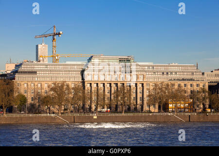 Europa, Deutschland, Nordrhein-Westfalen, Köln, Blick über den Rhein, das Bürogebäude "Neue Direktion" bei der Str. Stockfoto