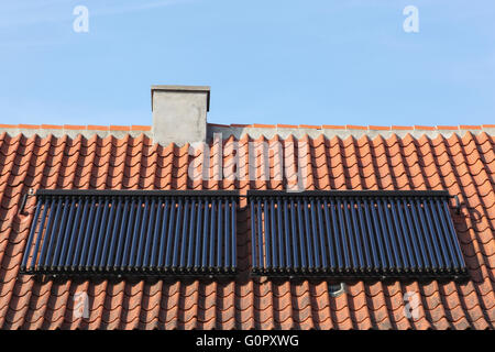 Solarglas Rohr Warmwasser Panel Array auf einem Dach Stockfoto