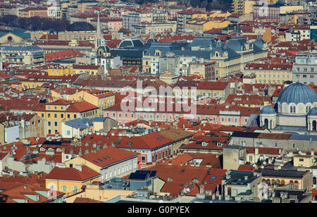 Draufsicht der Heiligen Spyridon Kirche, serbisch-orthodoxen Kirche in Triest, Italien. Stockfoto