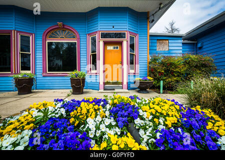 Garten und Haus im Dorf Mount Washington, Baltimore, Maryland. Stockfoto