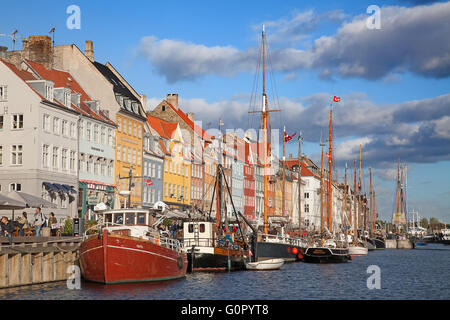 Kopenhagen, Dänemark - 25 AUGUST: unbekannte Menschen genießen sonniges Wetter in offenen Cafés von der berühmten Promenade von Nyhavn auf Aug Stockfoto