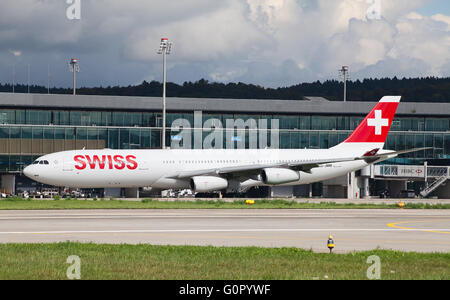 Zürich - 21.September: Flugzeuge vorbereiten nehmen Sie im Terminal A des Flughafens Zürich am 21. September 2014 in Zürich, richtet Stockfoto