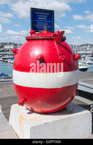 Schiffbrüchige Seeleute Society Collection box in einem alten zweiten Weltkrieg mir in Torquay Marina Stockfoto