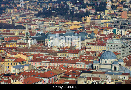 Draufsicht der Heiligen Spyridon Kirche, serbisch-orthodoxen Kirche in Triest, Italien. Stockfoto