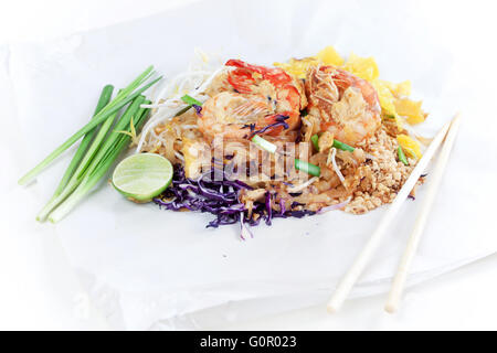 Gebratene Nudeln Thai-Stil mit Garnelen. Unter Rühren braten Nudeln mit Garnelen in (Pad Thai) Thai-Küche auf weiße Farbe Wrapper Nahrung. Stockfoto