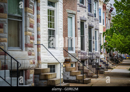 Sich wiederholendes Muster von Reihenhäusern in Hampden, Baltimore, Maryland. Stockfoto