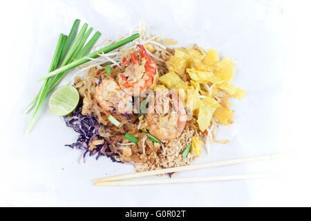 Gebratene Nudeln Thai-Stil mit Garnelen. Unter Rühren braten Nudeln mit Garnelen in (Pad Thai) Thai-Küche auf weiße Farbe Wrapper Nahrung. Stockfoto