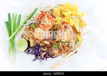 Gebratene Nudeln Thai-Stil mit Garnelen. Unter Rühren braten Nudeln mit Garnelen in (Pad Thai) Thai-Küche auf weiße Farbe Wrapper Nahrung. Stockfoto