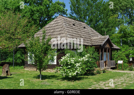 Eine traditionelle rumänische Hütte im rumänischen Dorfmuseum, Muzeul Satului, Bukarest, Rumänien. Stockfoto