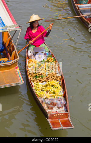 RATCHABURI, THAILAND - 20 FEB: Eine Frau dient thailändisches Essen in Damnoen Saduak schwimmenden Markt am 20. Februar 2011 in Ratchaburi, Th Stockfoto