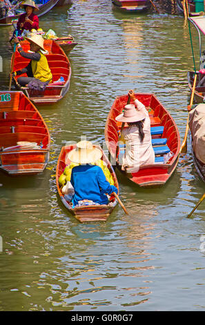 RATCHABURI, THAILAND - 20 FEB: Eine Frau dient thailändisches Essen in Damnoen Saduak schwimmenden Markt am 20. Februar 2011 in Ratchaburi, Th Stockfoto