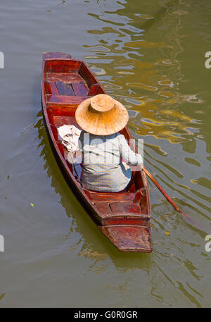 RATCHABURI, THAILAND - 20 FEB: Eine Frau dient thailändisches Essen in Damnoen Saduak schwimmenden Markt am 20. Februar 2011 in Ratchaburi, Th Stockfoto