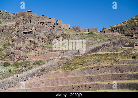 Inca landwirtschaftlichen Terrassen und Dorf Ruinen in Pisac, Peru Stockfoto