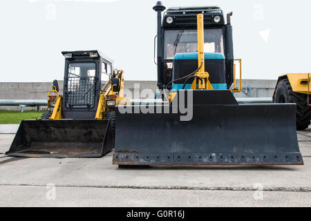 Traktor, in einer Zeile stehen.  Abstellen von Landmaschinen. Stockfoto