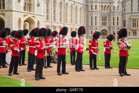 WINDSOR - APRIL 16: Unbekannte Männer Mitglieder der königlichen Garde während Änderung Zeremonie am 16. April 2016 in Windsor, United King Stockfoto