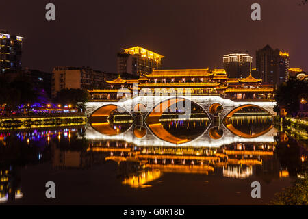 Nachtansicht des Anshun Bridge mit schöner Beleuchtung und Reflexion in Chengdu, Provinz Sichuan, China. Die Brücke überquert t Stockfoto