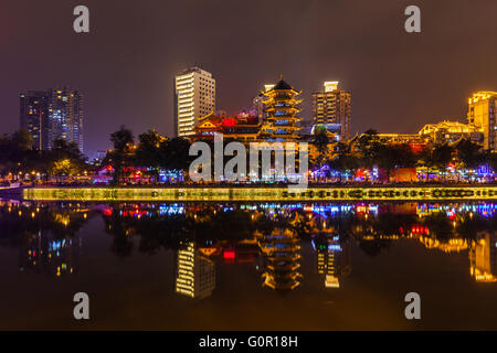 Nachtansicht des Chengdu Stadtbild am Jin Fluss mit schöner Beleuchtung und Reflexion von Gebäuden im Wasser, Sitsch Stockfoto