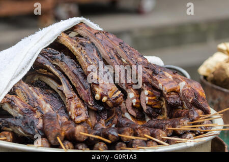 Nahaufnahme des chinesischen Speck, (konserviert Fleisch), für den Verkauf auf der Straße in Sichuan Provinz, China, selektiven Fokus Stockfoto