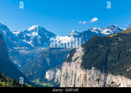 Panoramablick auf Breithorn und die Alpen im Berner Oberland und das Lauterbrunnental von männlichen Station, Schweiz. Stockfoto