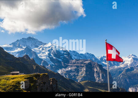 Atemberaubende Aussicht auf die Jungfrau und die Bergkette der Berner Alpen vom männlichen Seilbahn entfernt, Schweiz. Stockfoto