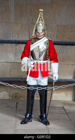 WINDSOR - APRIL 17: Unbekannter Mann, Guard Schutz Eintritt in den Palast von Whitehall am 17. April 2016 in London, Vereinigtes König Stockfoto