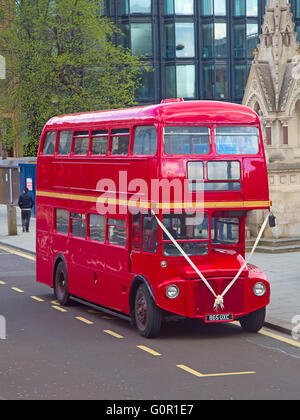 Der berühmte Londoner Doppeldecker auf der Straße Stockfoto