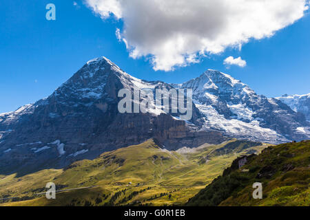 Atemberaubende Aussicht auf die berühmte Eiger-Nordwand, Eigergletscher und Peak Monch an einem Sommertag, Schweizer Alpen im Berner Oberland o Stockfoto