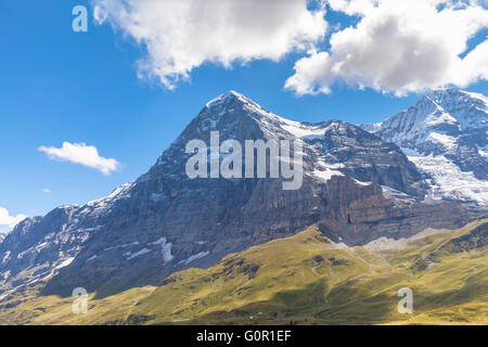 Atemberaubende Aussicht auf die berühmte Eiger-Nordwand und Eigergletscher an einem Sommertag, Schweizer Alpen im Berner Oberland Schweiz Stockfoto